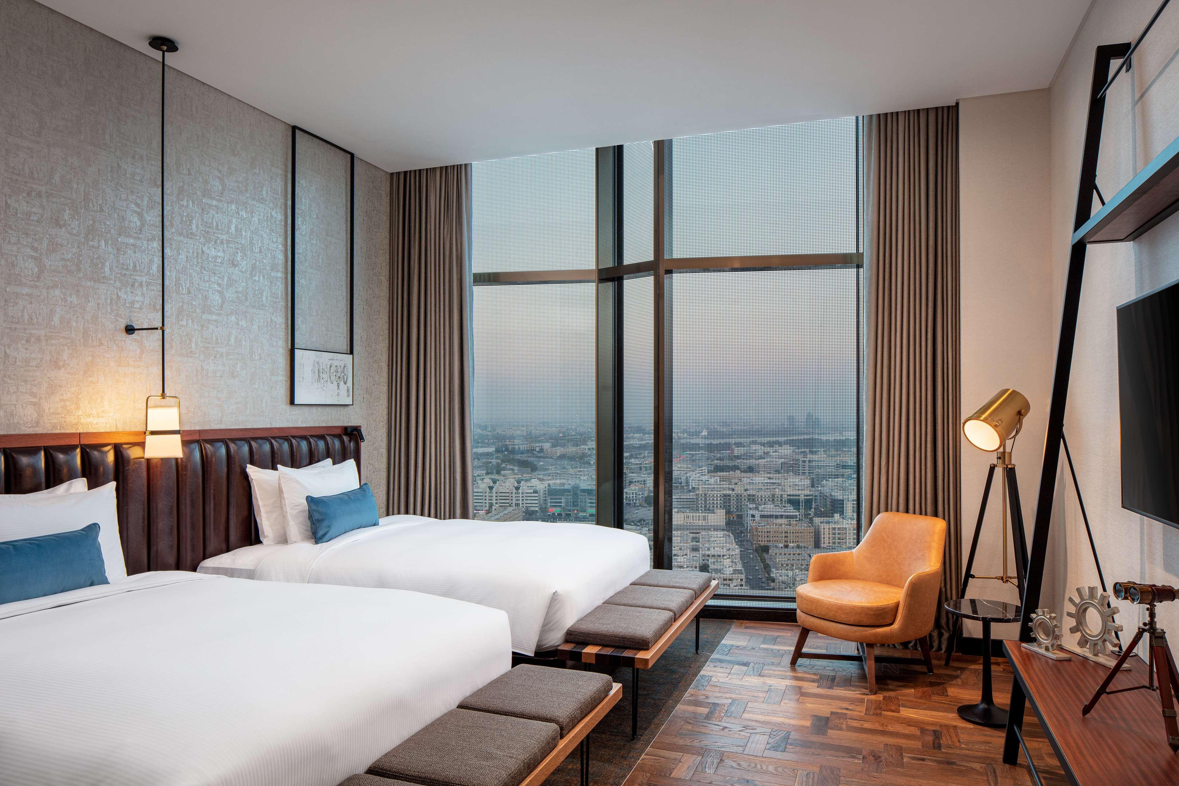 DELUXE, TWIN BEDS, SKYLINE VIEW