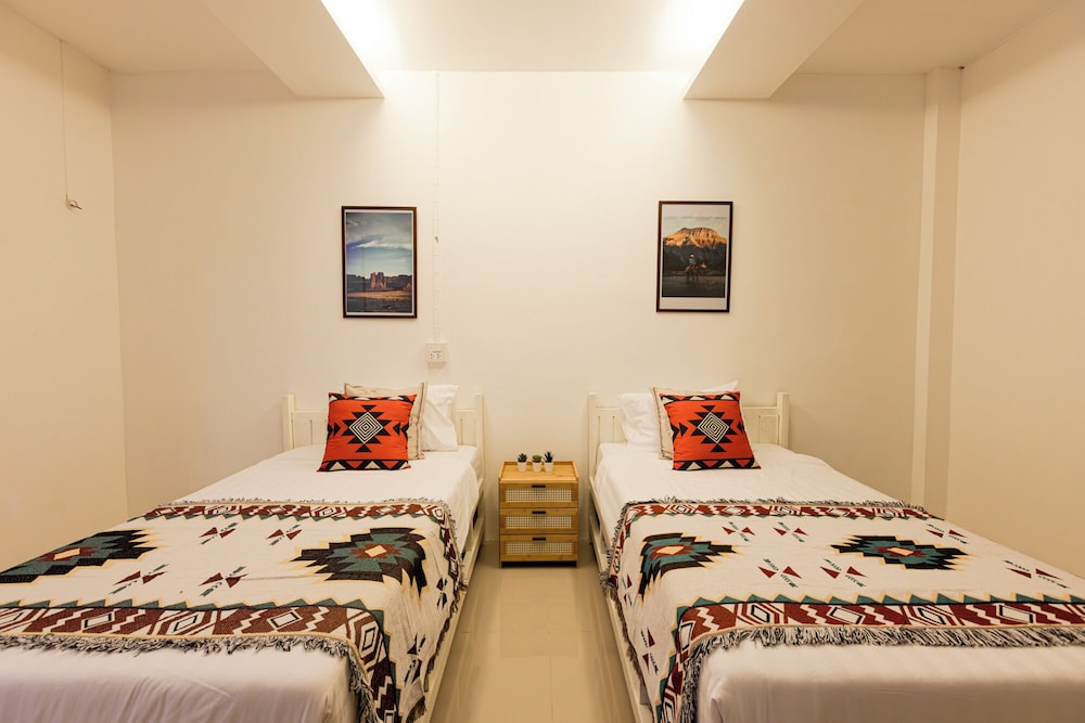 ROOM, TWIN BEDS