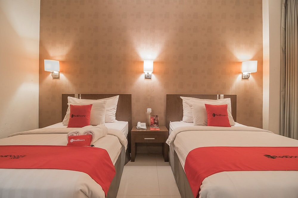 RedDoorz Premium near Paris Van Java Mall 7/26