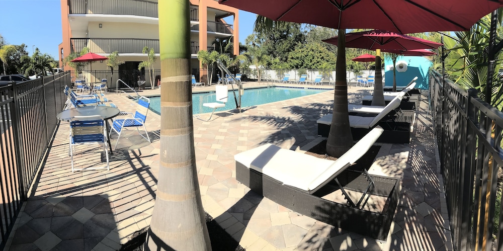 Days Inn by Wyndham Sarasota Bay 10/34