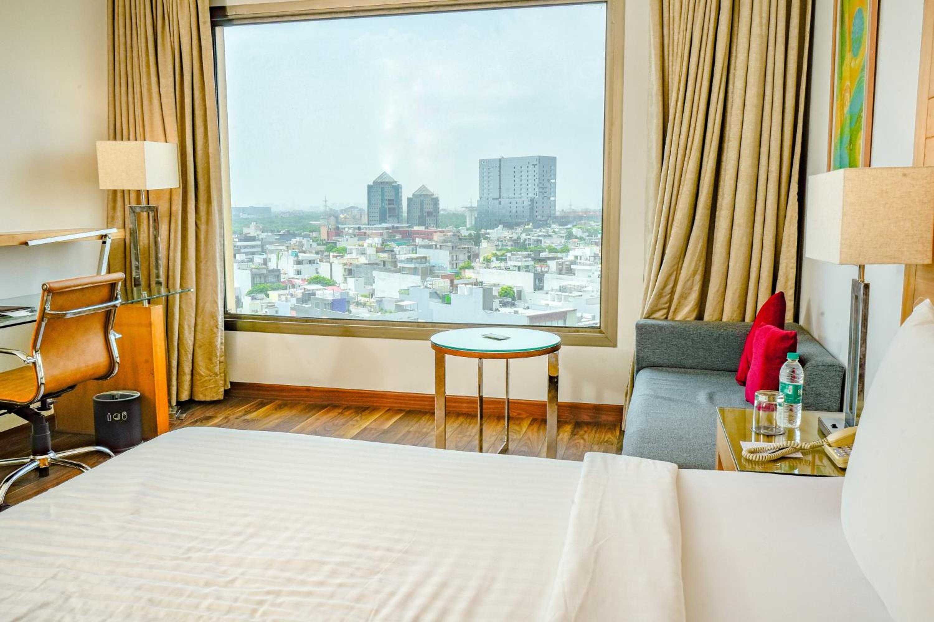 Premier, King Bed, Courtyard By Marriott Gurugram Downtown 2/5