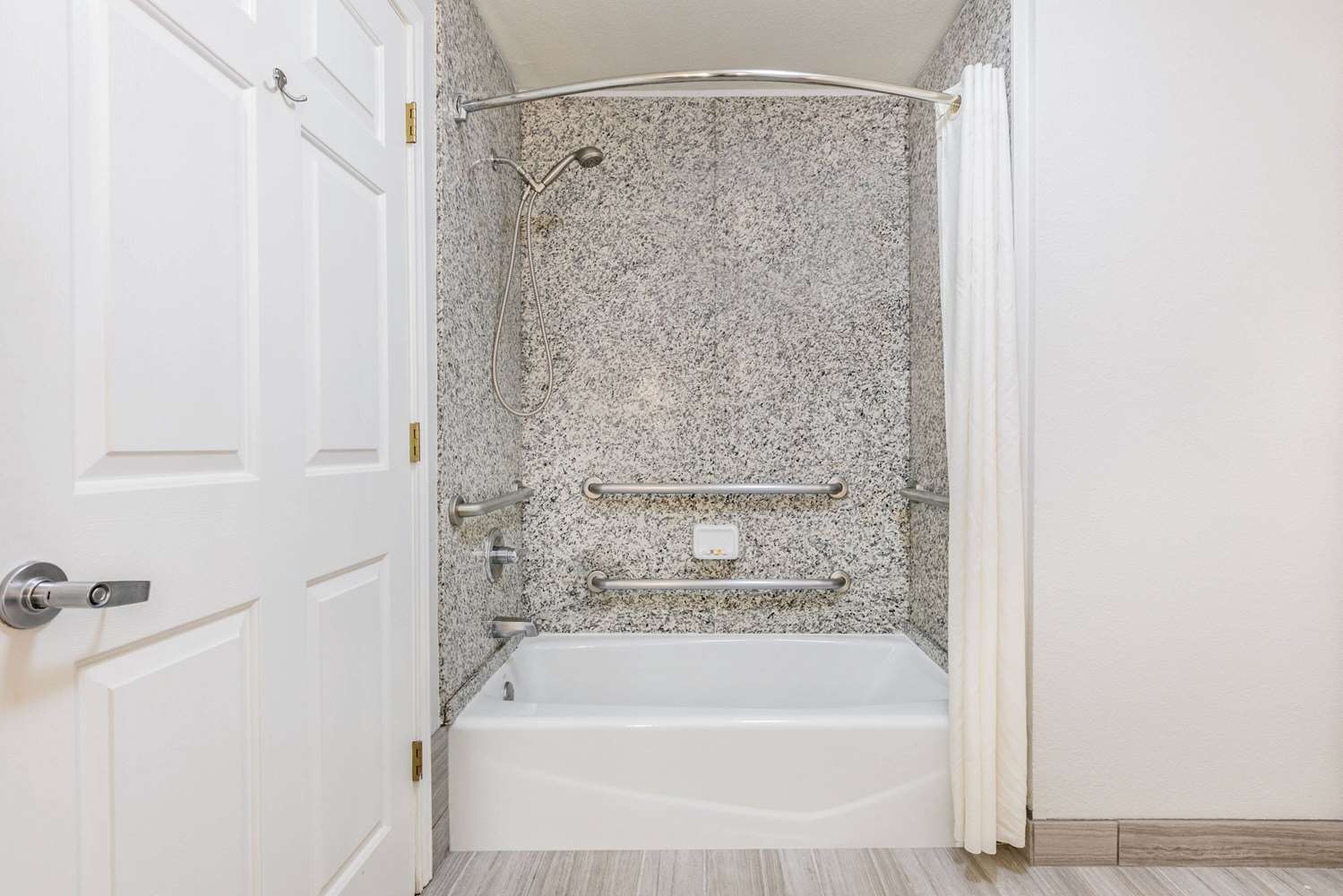 La Quinta Inn & Suites by Wyndham Fredericksburg 46/48