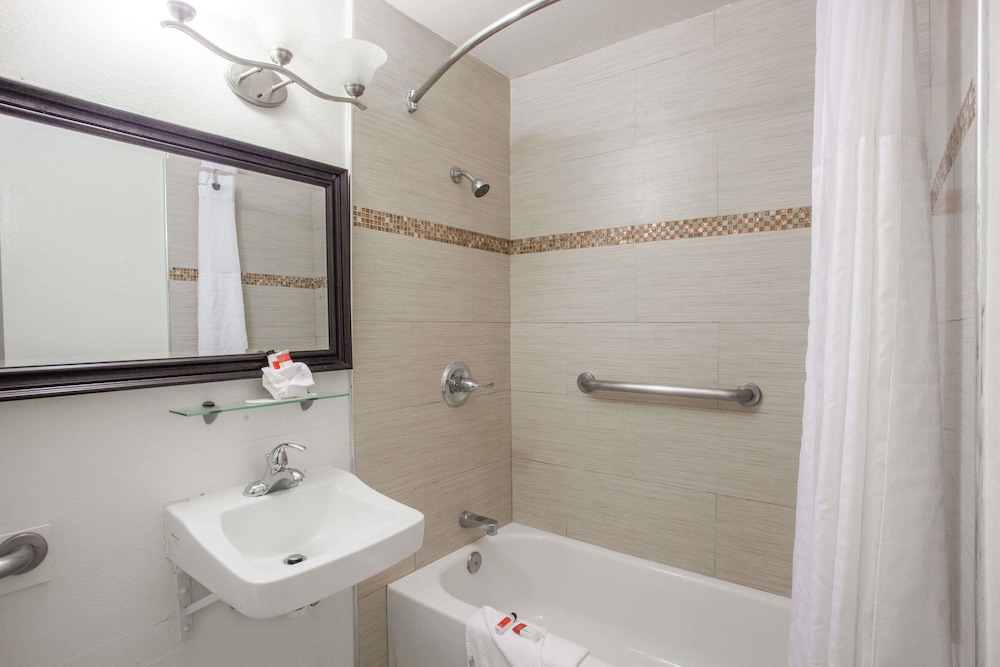 Days Inn By Wyndham Orange Anaheim 10/20
