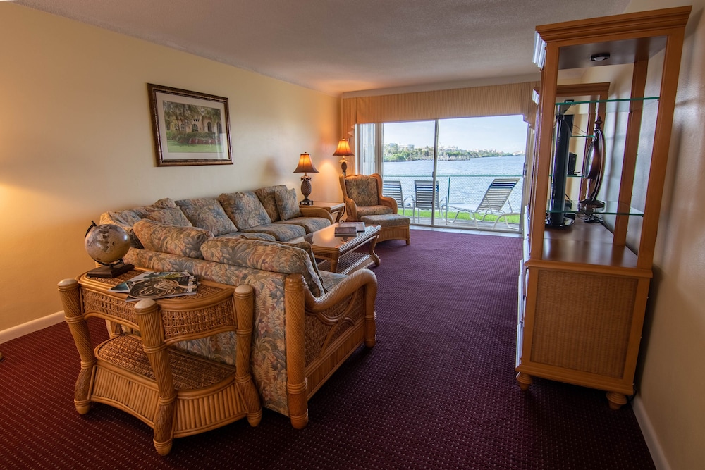 PALM BEACH WATERFRONT SUITES 31/67