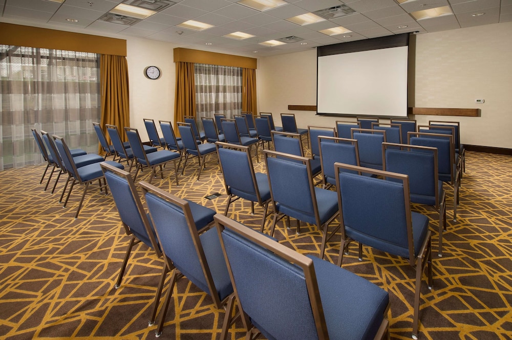 Hampton Inn Suites Baltimore Woodlawn 28/34