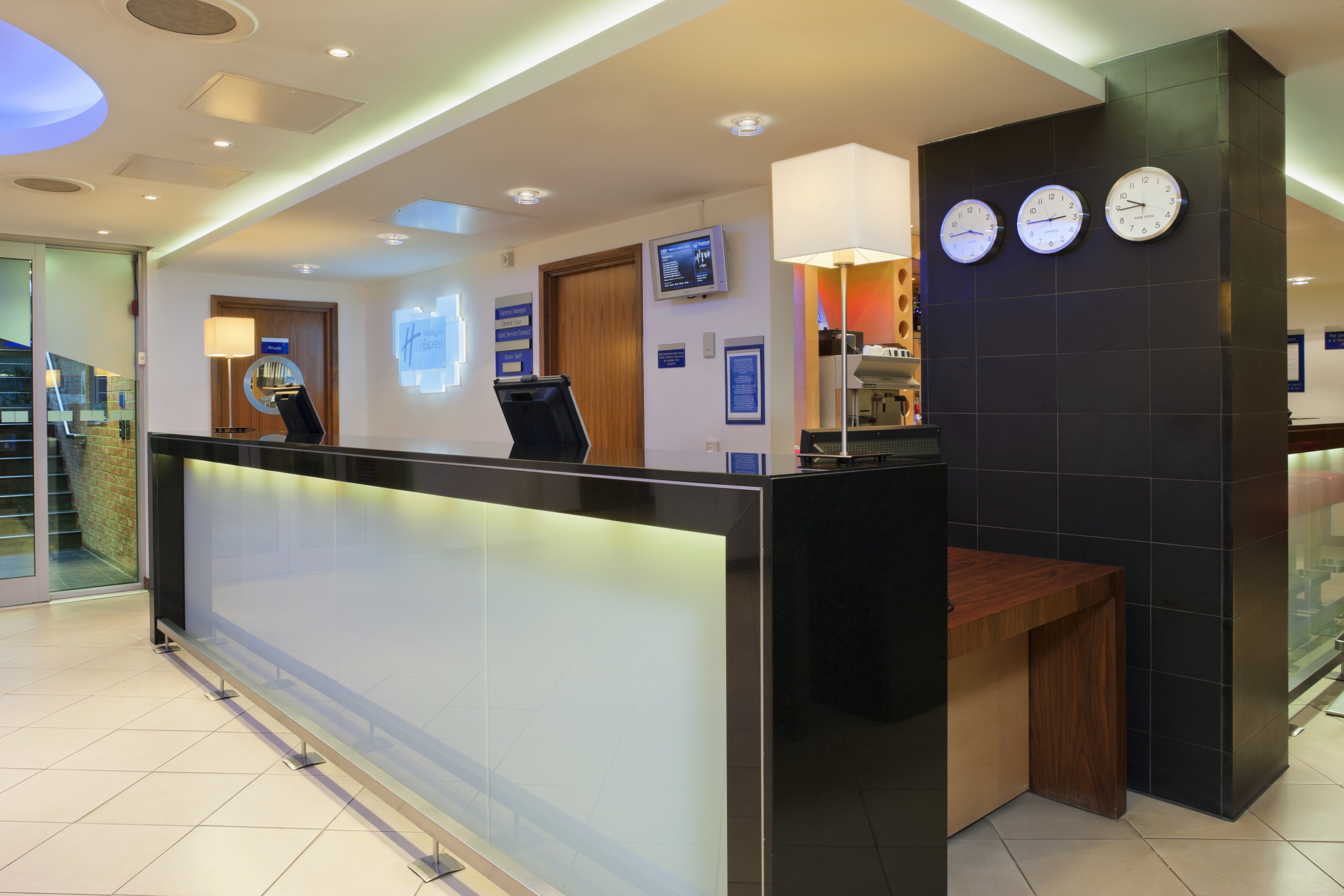 Holiday Inn Express London - Swiss Cottage 11/28