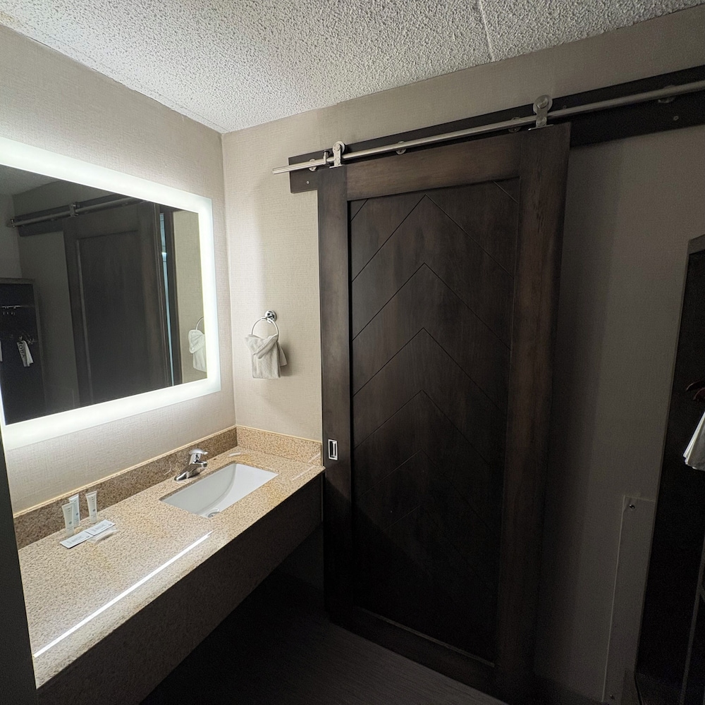 Bismarck Hotel and Conference Center 48/50