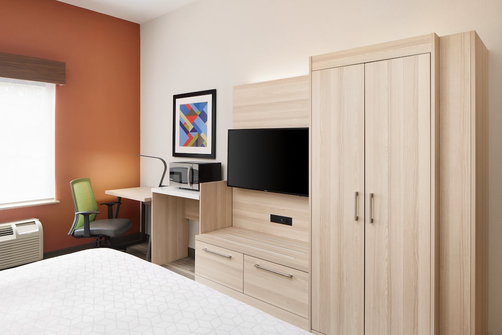 Holiday Inn Express Hotel Suites Salem 15/42