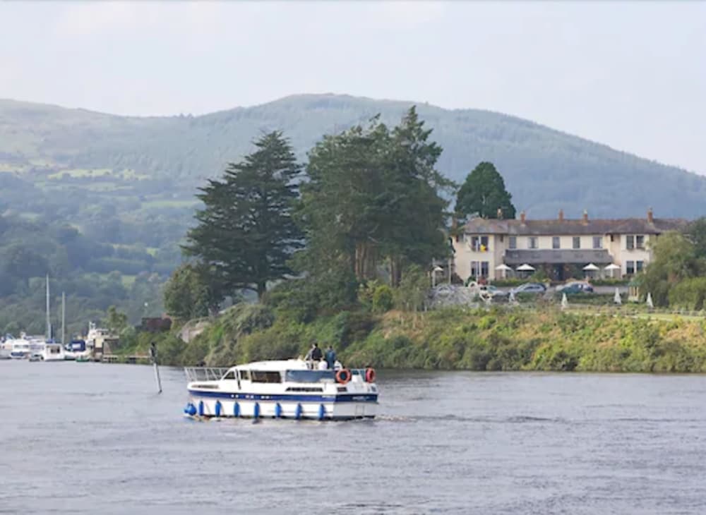 Lakeside Hotel And Leisure Centre 50/60