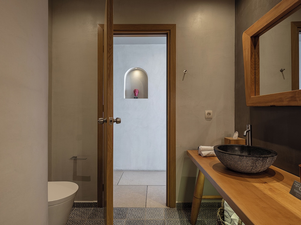 The Theodore Boutique Hotel 49/50