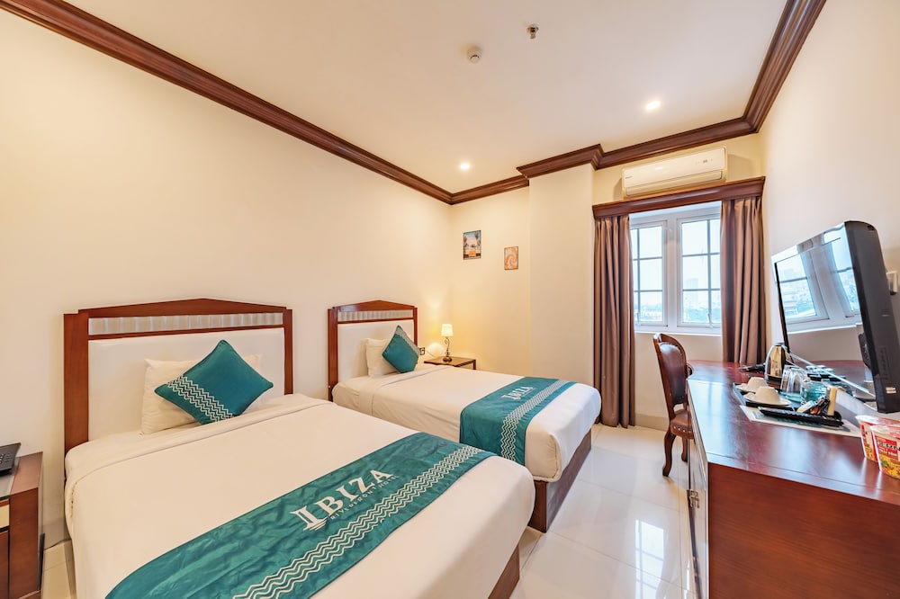 SUPERIOR, TWIN BEDS, CITY VIEW