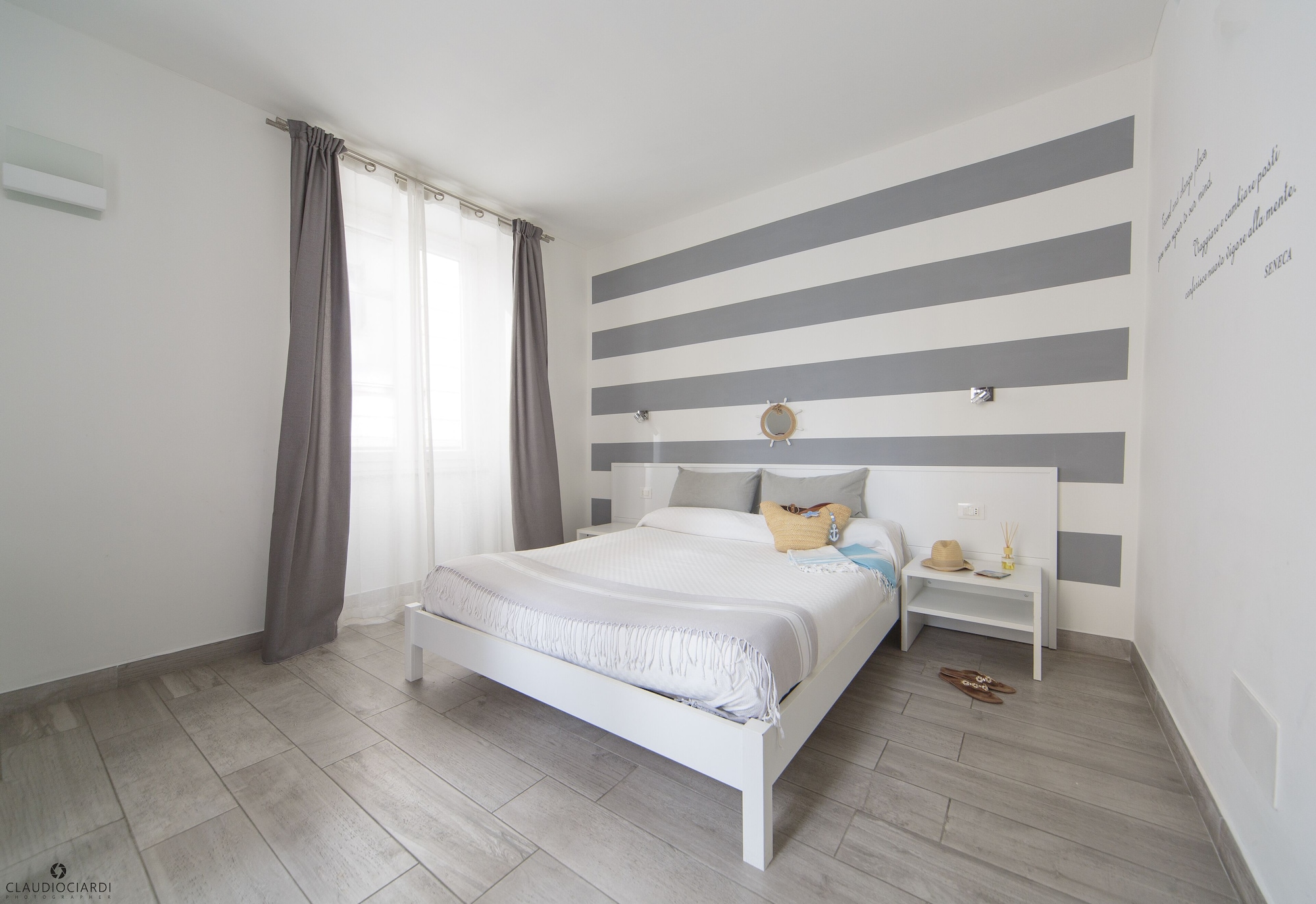 SUPERIOR, QUEEN BED