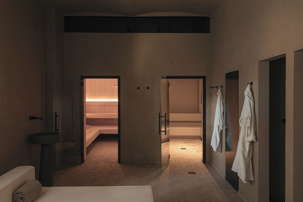 Hotel Elephant 24/50