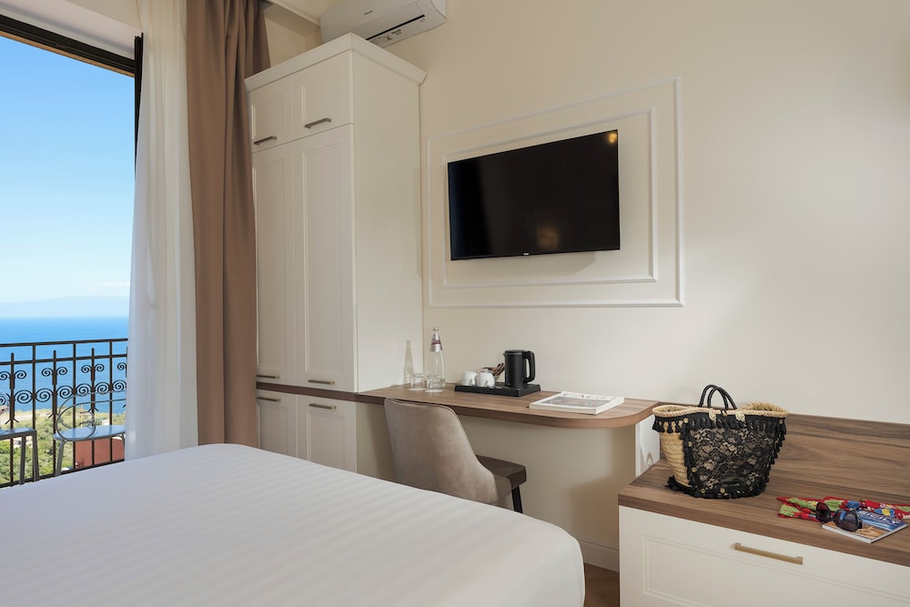 غرفة سوبيريور بسرير كوين بإطلالة على البحر بشرفة، Hotel La Pensione Svizzera 4/10