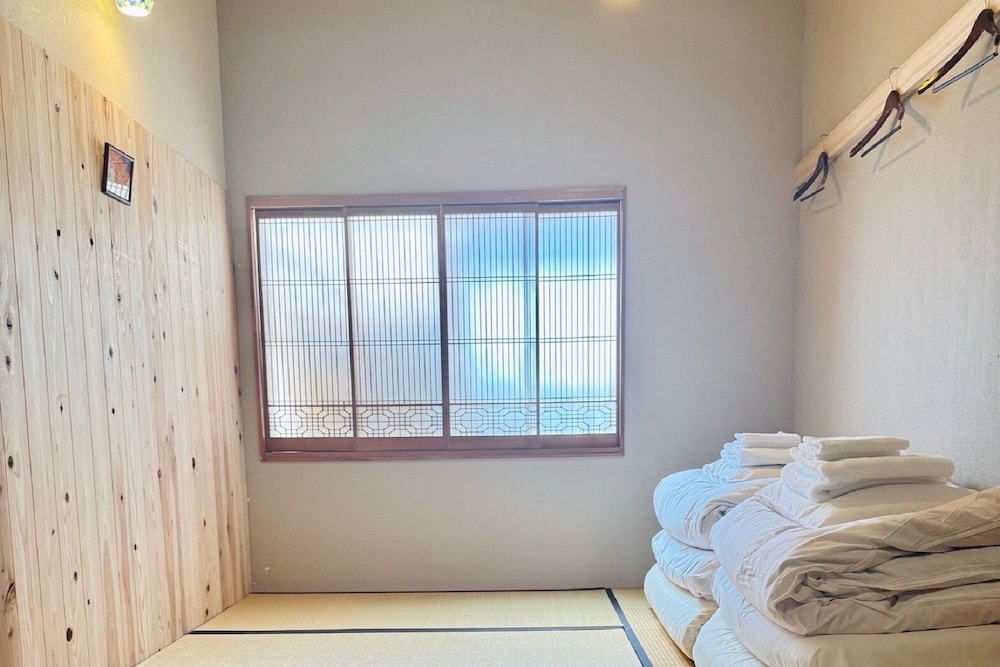 ROOM, TRIPLE, SHARED BATHROOM