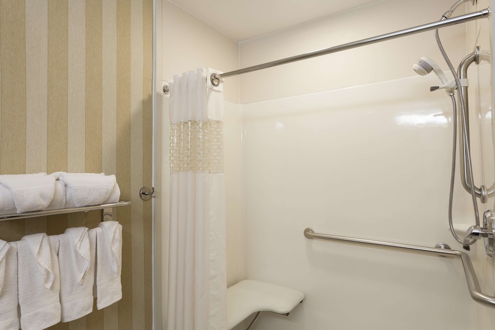 Hampton Inn Suites Addison 23/58