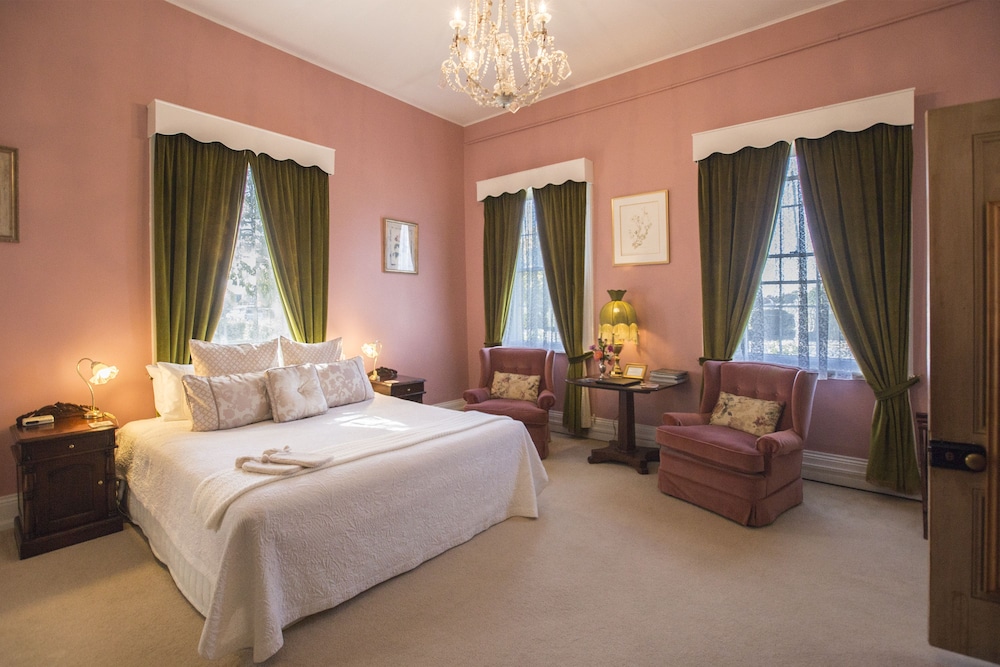 THE RACECOURSE INN 12/50
