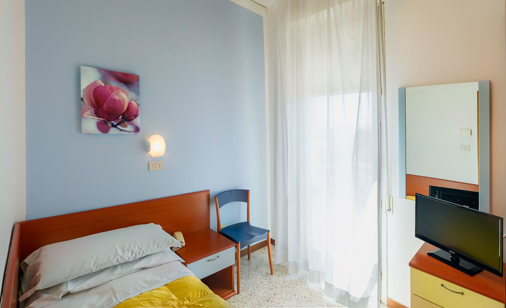 ROOM, SINGLE