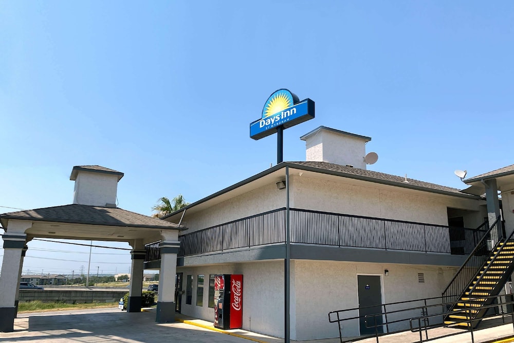 Days Inn By Wyndham San Antonio Interstate Hwy 35 North photo1