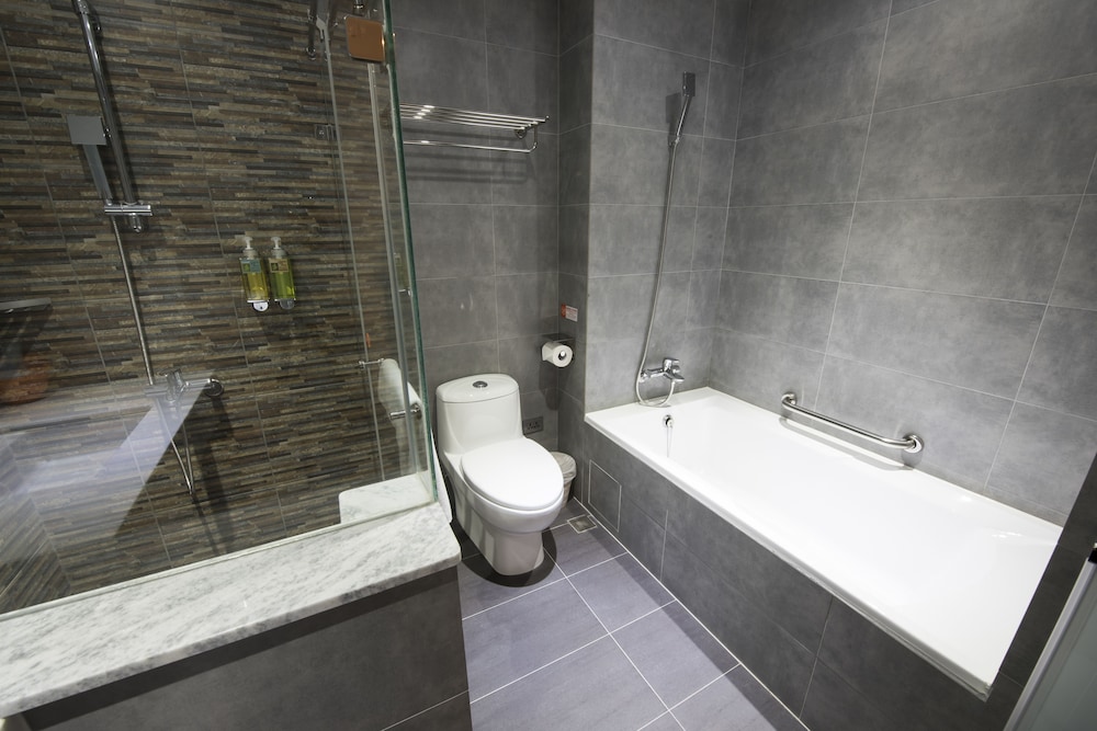 Legend Hotel Pier 2 63/66