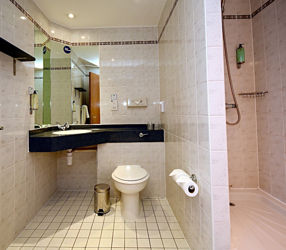 Holiday Inn Express Liverpool Royal Albert Dock 23/76