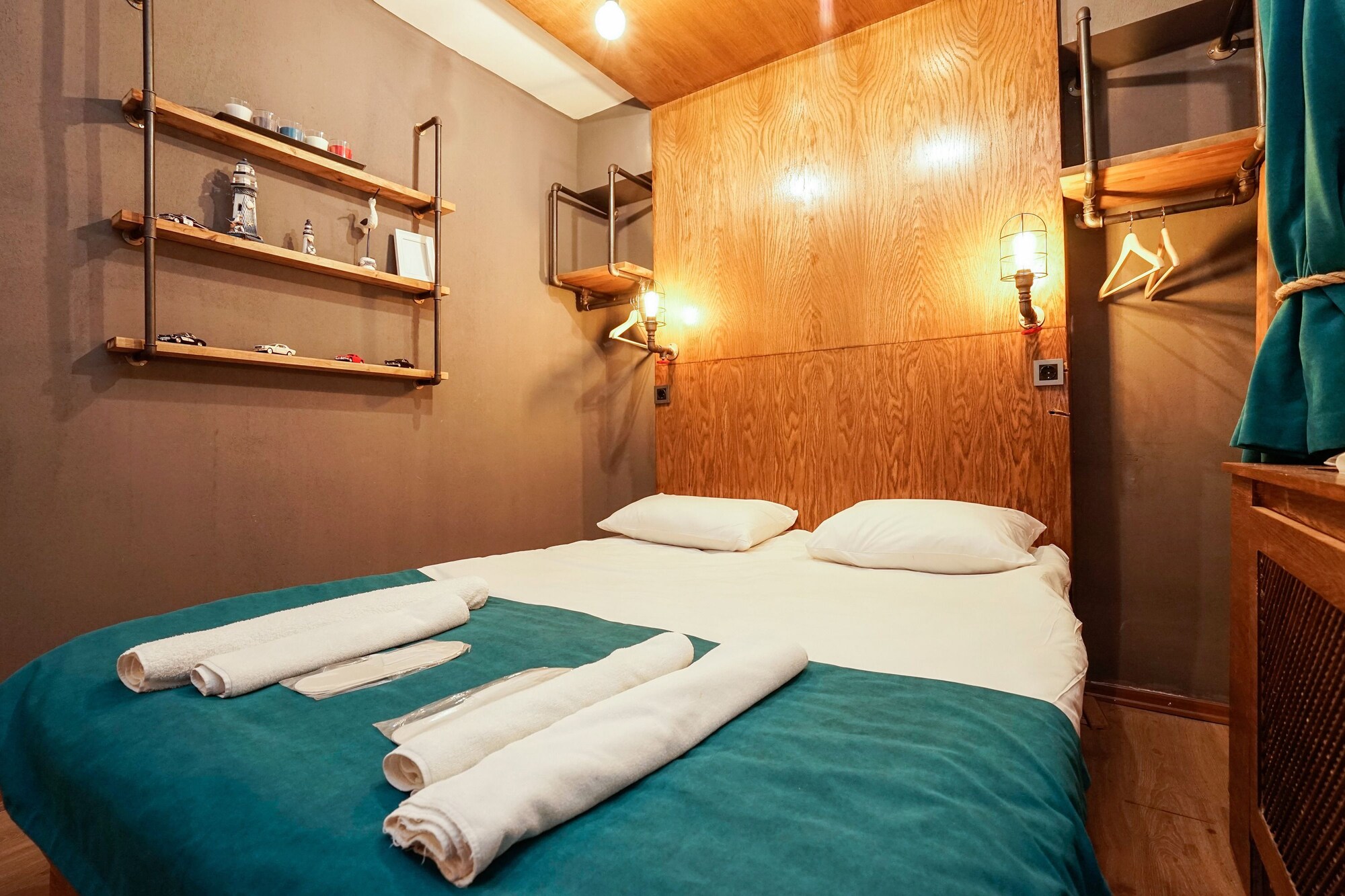 1 BEDROOM, SUITE