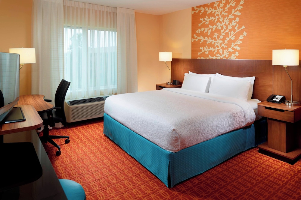 Fairfield Inn Suites Fayetteville North 14/50