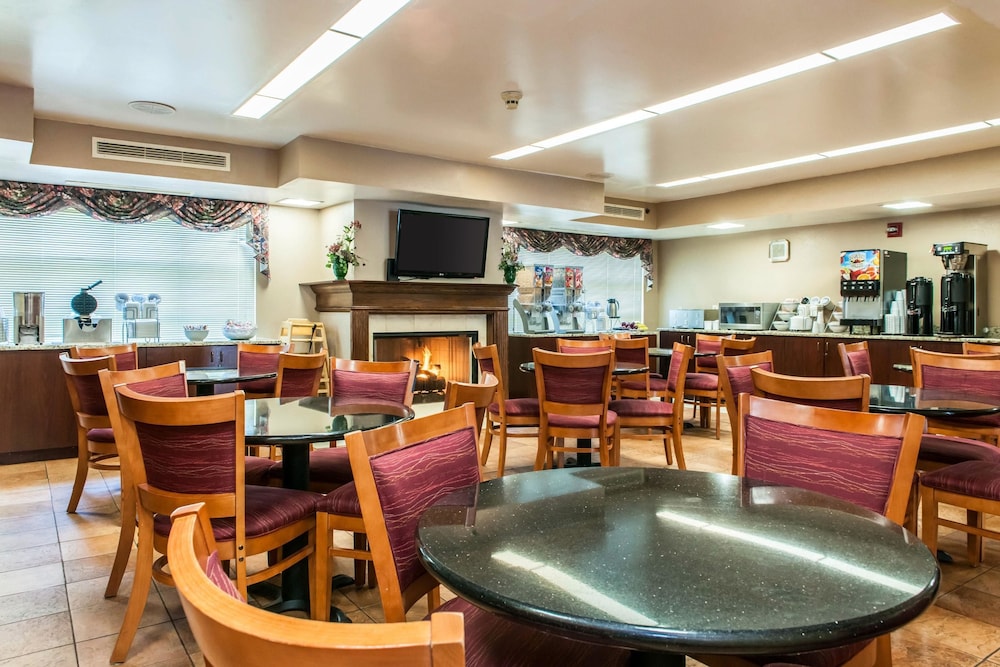 Clarion Inn & Suites Indianapolis Northwest 38/55