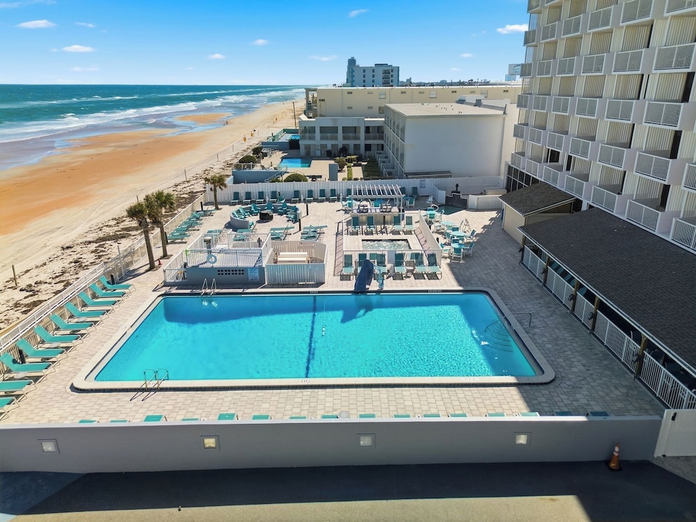 The Maverick Resort 4/50