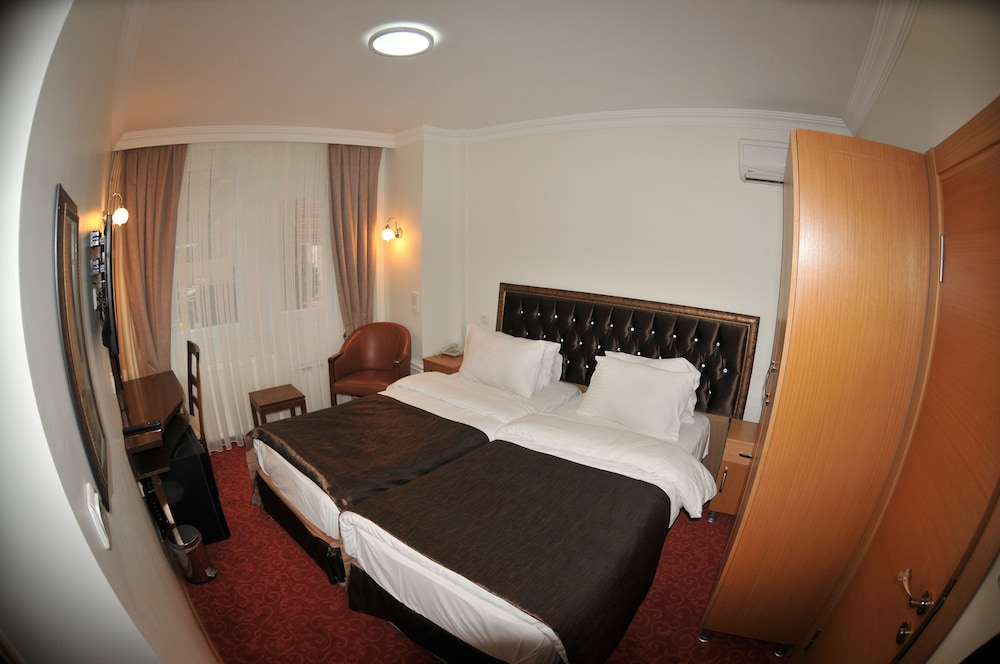 Palace Point Hotel 8/42