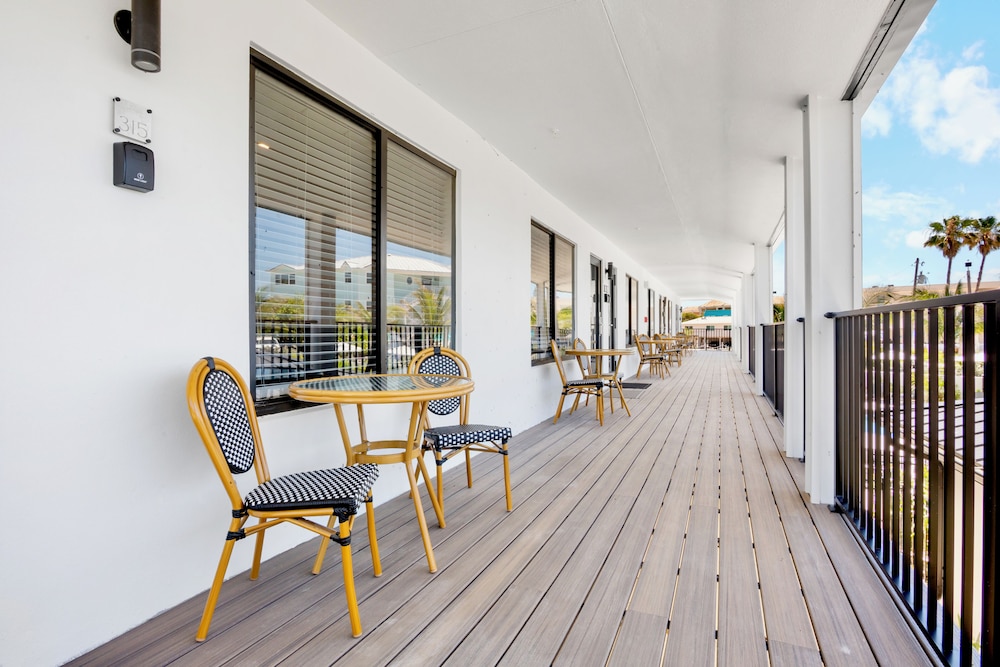 Tropic Isle Beach Resort 33/68