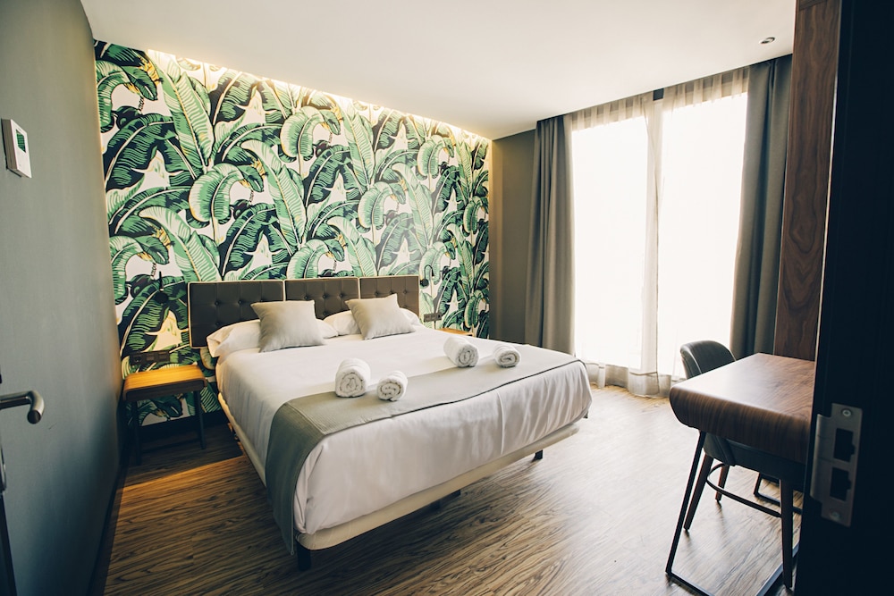 ROOM, DOUBLE BED