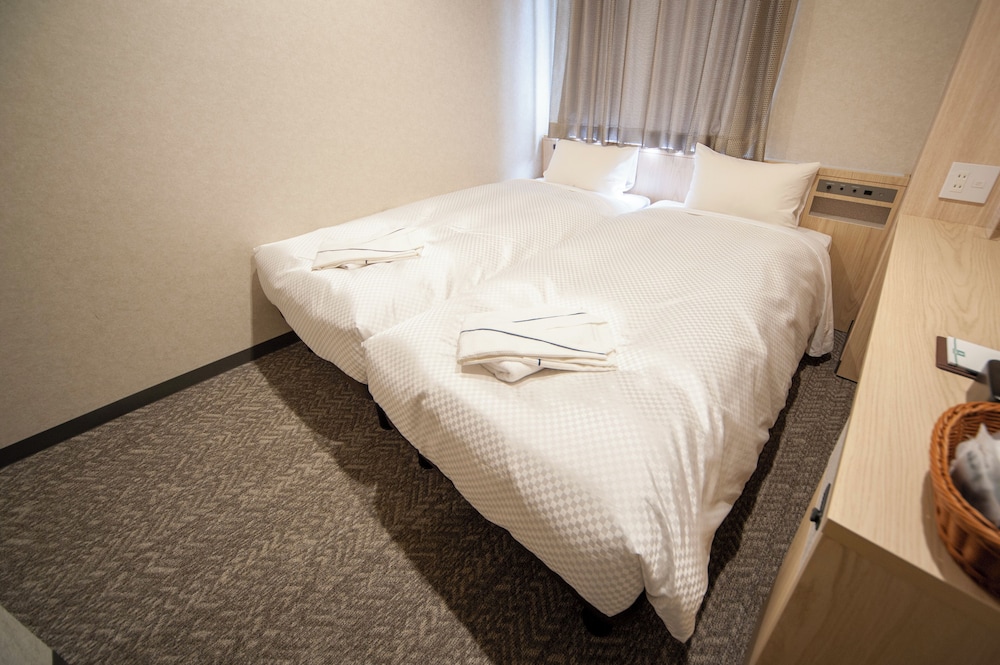 HOLLYWOOD, TWIN BEDS