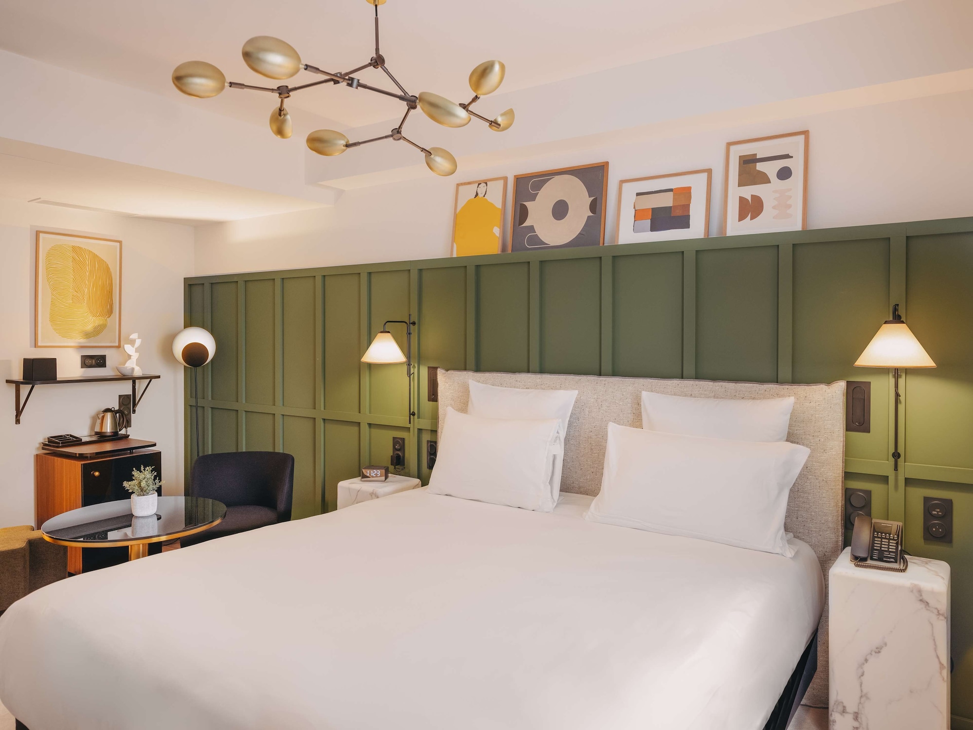 DELUXE, KING BED
