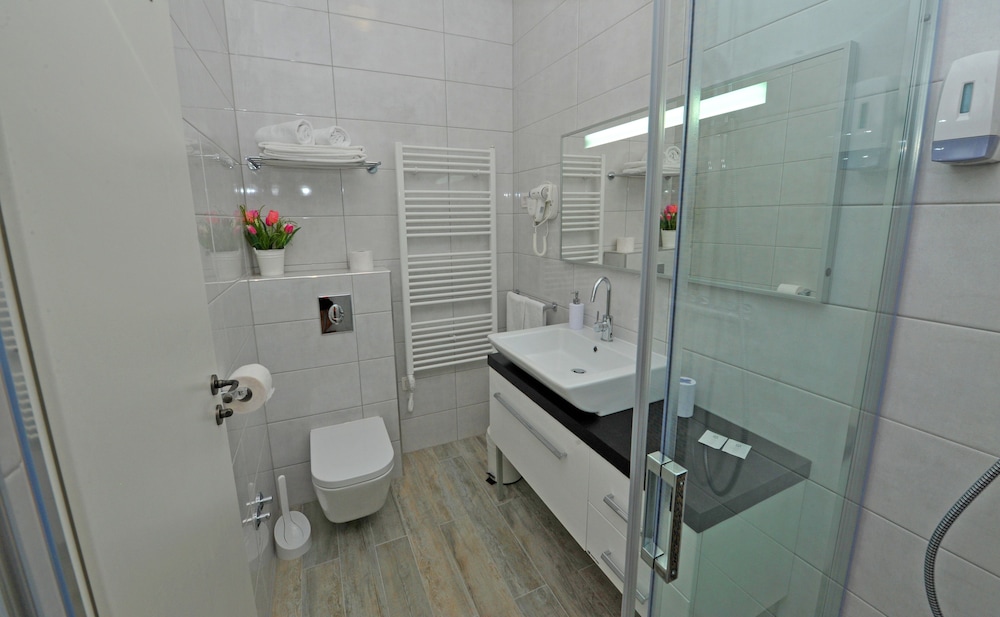 Nirvana Luxury Rooms 76/82