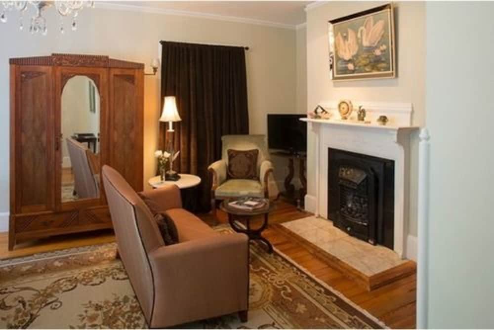 The Black Walnut B & B Inn 51/73