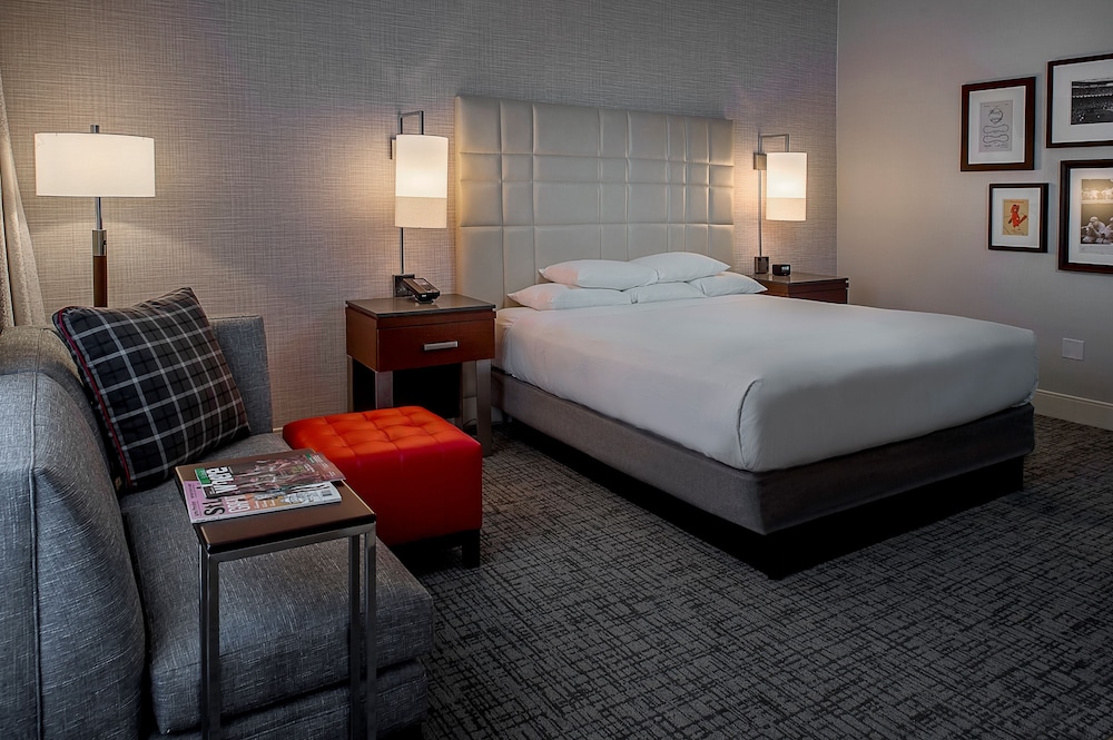 Suite, King Bed, Arch View