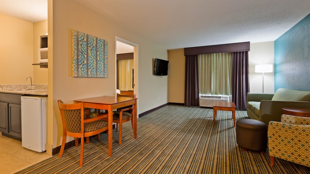 Best Western Plus Menomonie Inn & Suites 32/39