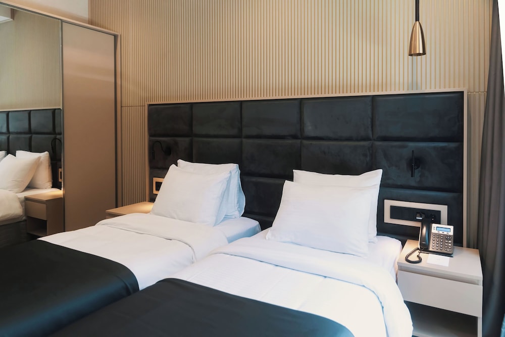 Hotel Monday 32/63