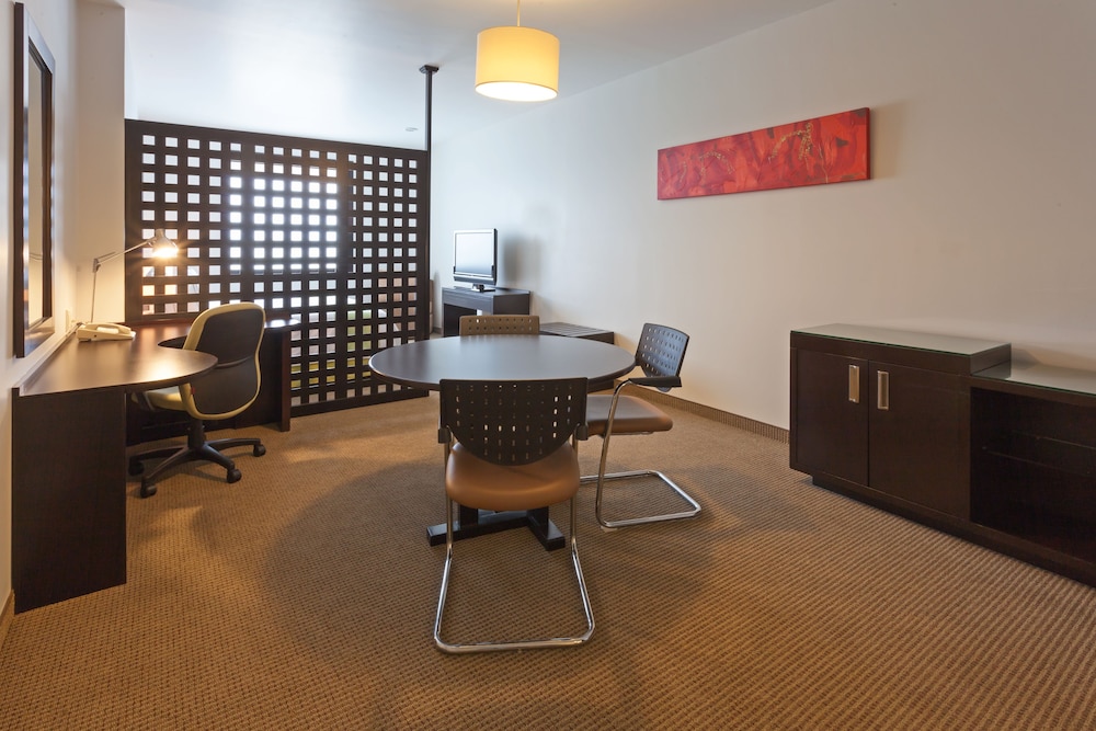 Holiday Inn Express Guadalajara Iteso 50/72