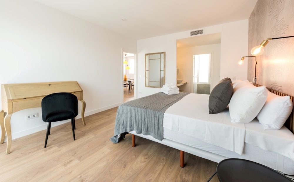 SKYLINE, SUITE, TERRACE