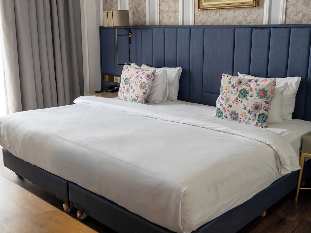 Executive, Suite, Multiple Beds 3/8
