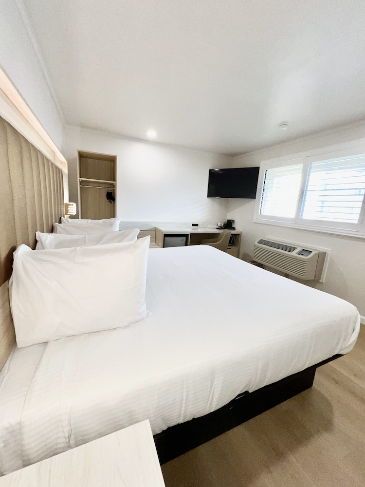 DELUXE, KING BED