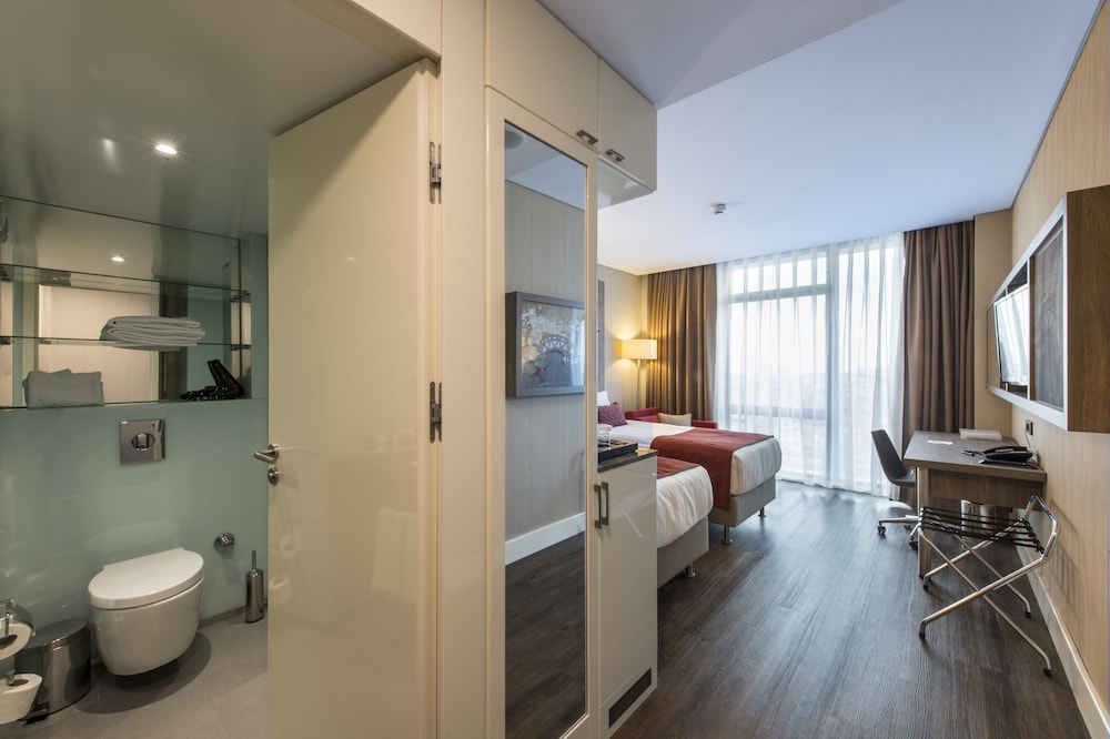 Ramada Encore By Wyndham Bayrampasa 10/40