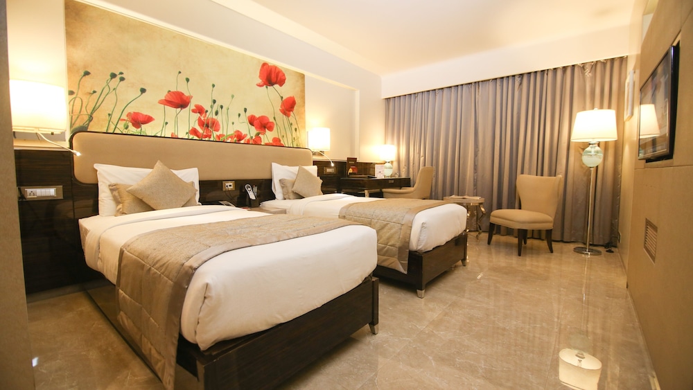 DELUXE, DOUBLE OR TWIN BED