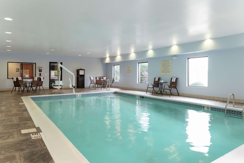 Hampton Inn Akronsouth 8/45
