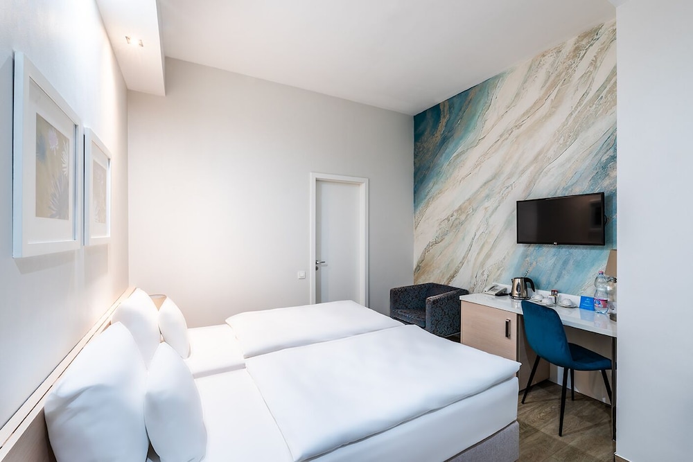ROOM, DOUBLE OR TWIN BED, WITH EXTRA BED