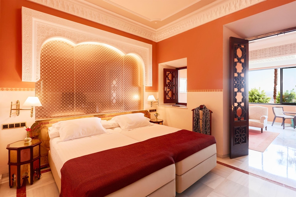 SUITE, TWIN BEDS, LIVING AREA