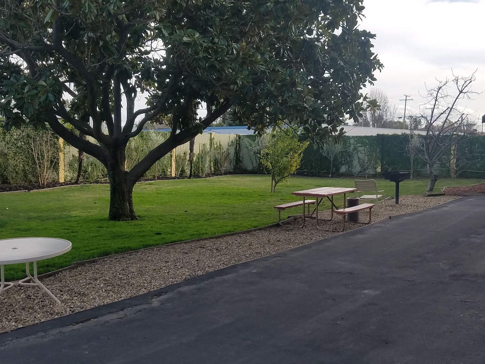 Days Inn & Suites by Wyndham Lodi 25/36