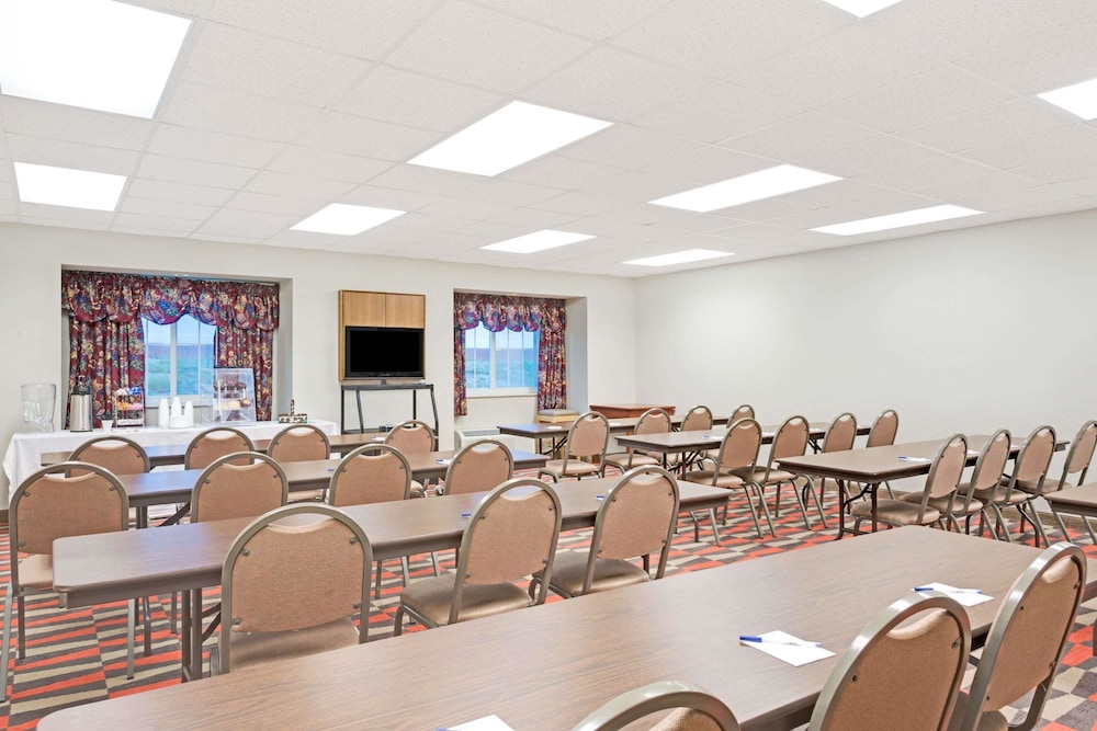 Microtel Inn & Suites by Wyndham Urbandale/Des Moines 39/47